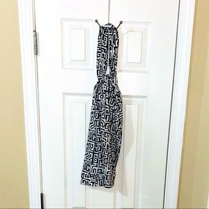 🧣White & black designed scarf/wrap🧣 Does have an opening on both ends.😊🤩🙌🏾